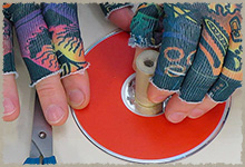 Pegando el corcho sobre el CD